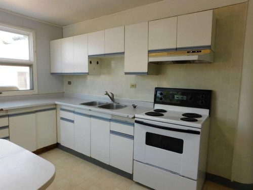 122 44 Avenue West, Claresholm, AB - Indoor Photo Showing Kitchen With Double Sink
