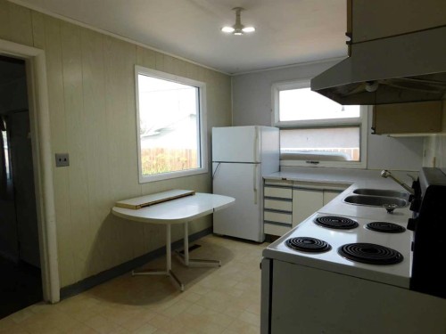 122 44 Avenue West, Claresholm, AB - Indoor Photo Showing Kitchen