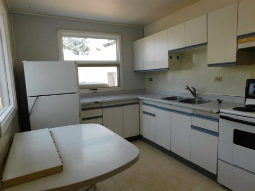 122 44 Avenue West, Claresholm, AB - Indoor Photo Showing Kitchen With Double Sink