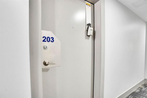 203-510 Edmonton Trail Ne, Calgary, AB - Indoor Photo Showing Other Room