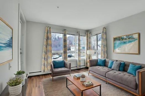 203-510 Edmonton Trail Ne, Calgary, AB - Indoor Photo Showing Living Room
