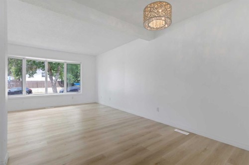 264 Templeview Way Ne, Calgary, AB - Indoor Photo Showing Other Room