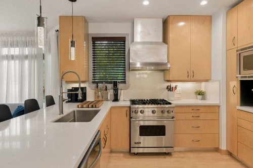 202 26 Avenue Nw, Calgary, AB - Indoor Photo Showing Kitchen With Stainless Steel Kitchen With Upgraded Kitchen