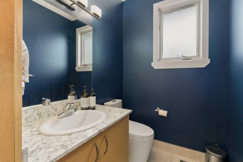 202 26 Avenue Nw, Calgary, AB - Indoor Photo Showing Bathroom