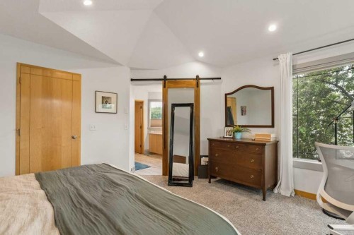 202 26 Avenue Nw, Calgary, AB - Indoor Photo Showing Bedroom