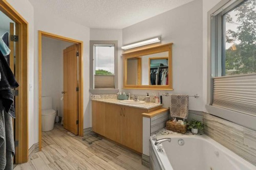 202 26 Avenue Nw, Calgary, AB - Indoor Photo Showing Bathroom