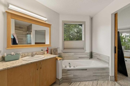 202 26 Avenue Nw, Calgary, AB - Indoor Photo Showing Bathroom