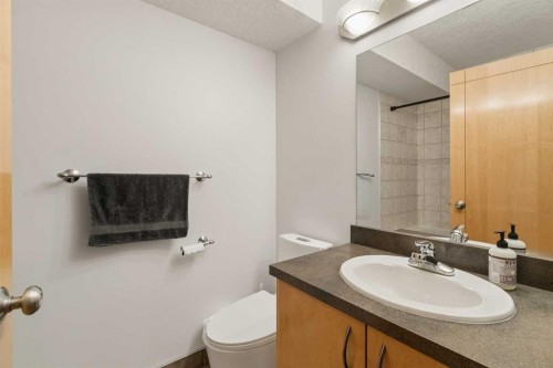 202 26 Avenue Nw, Calgary, AB - Indoor Photo Showing Bathroom