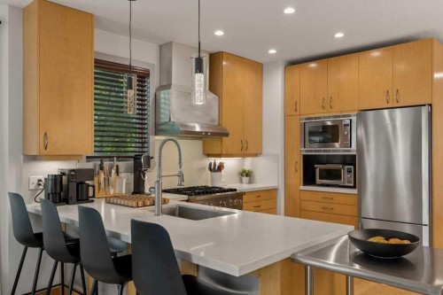 202 26 Avenue Nw, Calgary, AB - Indoor Photo Showing Kitchen With Stainless Steel Kitchen With Upgraded Kitchen