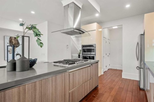 2412 28 Avenue Sw, Calgary, AB - Indoor Photo Showing Kitchen