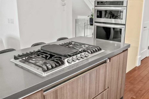 2412 28 Avenue Sw, Calgary, AB - Indoor Photo Showing Kitchen