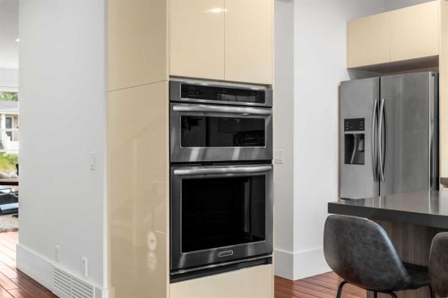 2412 28 Avenue Sw, Calgary, AB - Indoor Photo Showing Kitchen