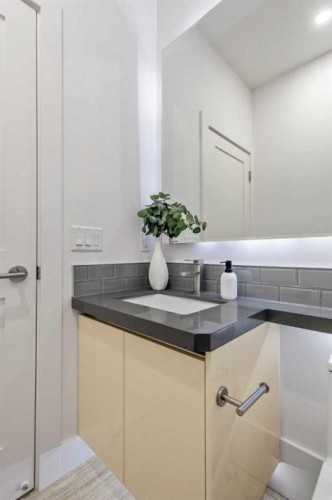 2412 28 Avenue Sw, Calgary, AB - Indoor Photo Showing Bathroom