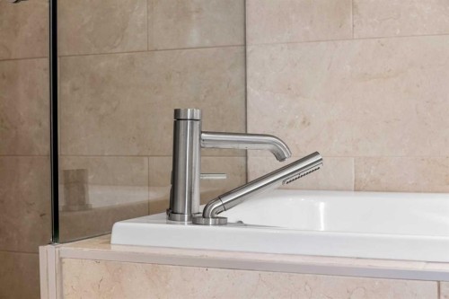 2412 28 Avenue Sw, Calgary, AB - Indoor Photo Showing Bathroom