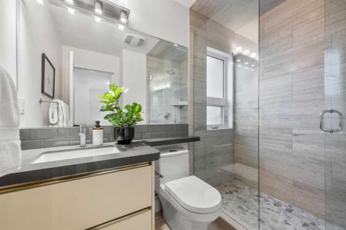 2412 28 Avenue Sw, Calgary, AB - Indoor Photo Showing Bathroom