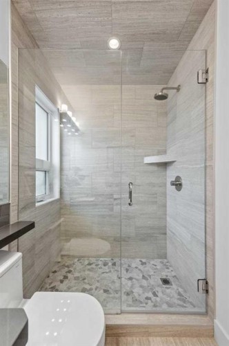 2412 28 Avenue Sw, Calgary, AB - Indoor Photo Showing Bathroom