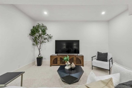 2412 28 Avenue Sw, Calgary, AB - Indoor