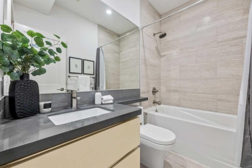2412 28 Avenue Sw, Calgary, AB - Indoor Photo Showing Bathroom