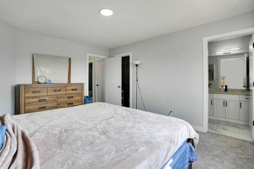101 Douglas Ridge Circle Se, Calgary, AB - Indoor Photo Showing Bedroom