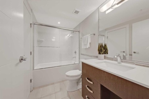 2304-930 6 Avenue Sw, Calgary, AB - Indoor Photo Showing Bathroom