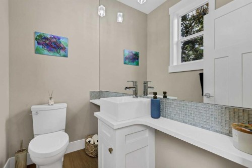 2830 42 Street Sw, Calgary, AB - Indoor Photo Showing Bathroom