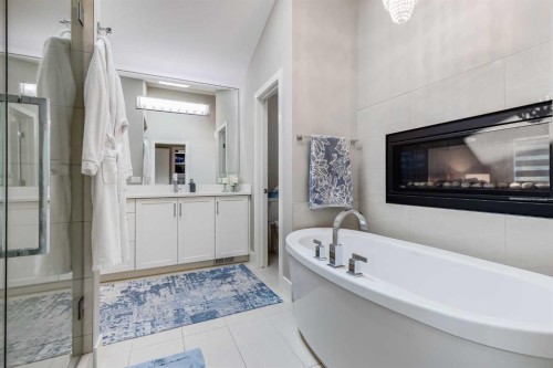 2830 42 Street Sw, Calgary, AB - Indoor Photo Showing Bathroom