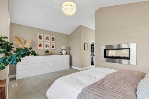 2830 42 Street Sw, Calgary, AB - Indoor Photo Showing Bedroom