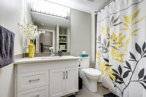2830 42 Street Sw, Calgary, AB - Indoor Photo Showing Bathroom