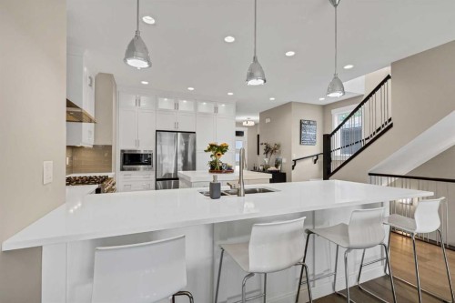 2830 42 Street Sw, Calgary, AB - Indoor Photo Showing Kitchen With Upgraded Kitchen
