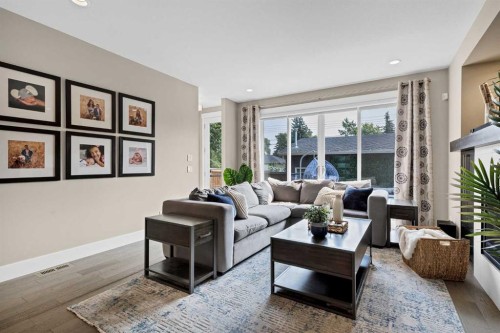 2830 42 Street Sw, Calgary, AB - Indoor Photo Showing Living Room