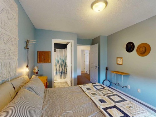 457 Elgin Gardens Se, Calgary, AB - Indoor Photo Showing Bedroom