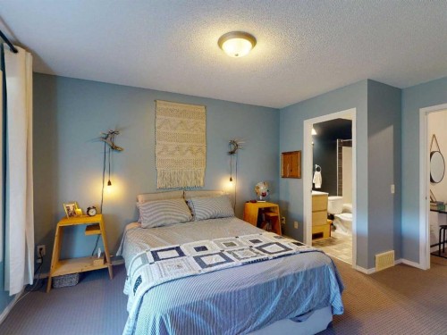 457 Elgin Gardens Se, Calgary, AB - Indoor Photo Showing Bedroom