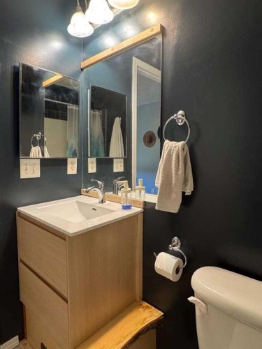 457 Elgin Gardens Se, Calgary, AB - Indoor Photo Showing Bathroom