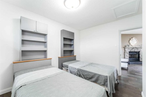 1502 40 Street Se, Calgary, AB - Indoor Photo Showing Bedroom