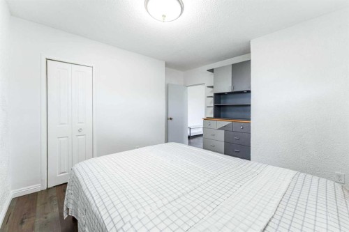 1502 40 Street Se, Calgary, AB - Indoor Photo Showing Bedroom