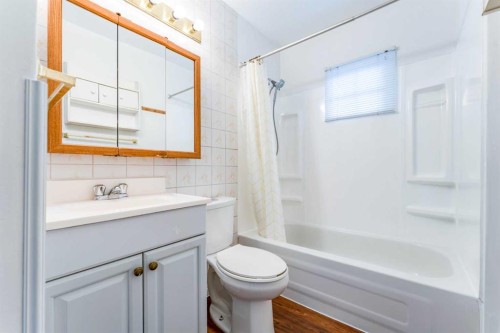 1502 40 Street Se, Calgary, AB - Indoor Photo Showing Bathroom