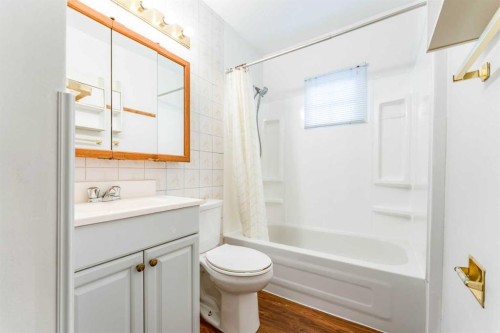 1502 40 Street Se, Calgary, AB - Indoor Photo Showing Bathroom