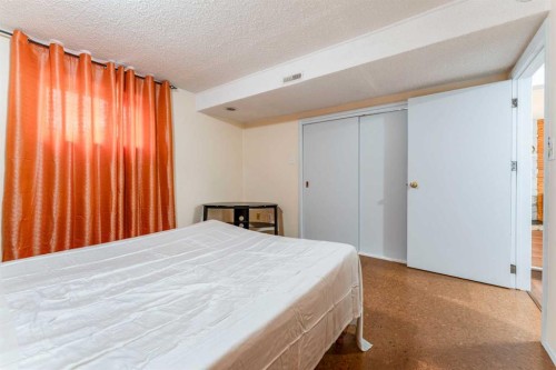 1502 40 Street Se, Calgary, AB - Indoor Photo Showing Bedroom