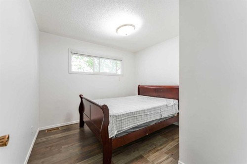 1502 40 Street Se, Calgary, AB - Indoor Photo Showing Bedroom