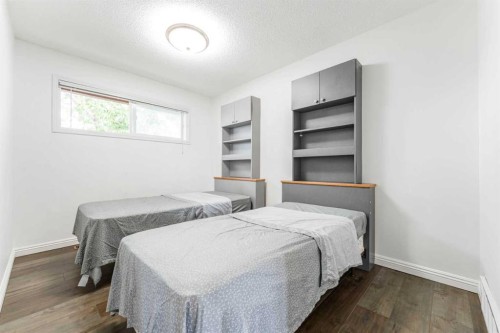 1502 40 Street Se, Calgary, AB - Indoor Photo Showing Bedroom