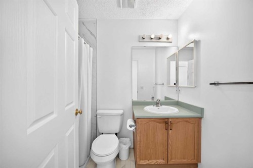 23 San Diego Manor Ne, Calgary, AB - Indoor Photo Showing Bathroom