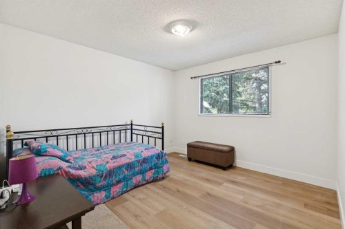91 Deerfield Drive Se, Calgary, AB - Indoor Photo Showing Bedroom