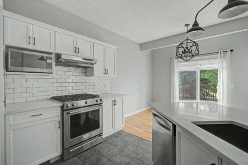 218 Cougarstone Circle Sw, Calgary, AB - Indoor Photo Showing Kitchen