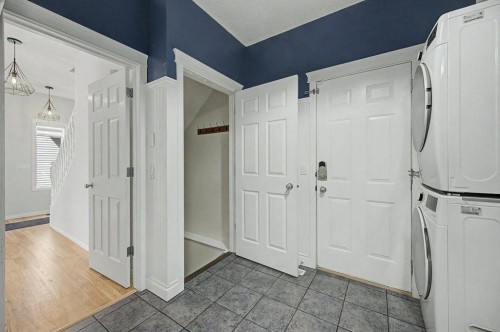 218 Cougarstone Circle Sw, Calgary, AB - Indoor Photo Showing Laundry Room