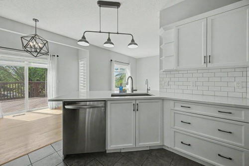 218 Cougarstone Circle Sw, Calgary, AB - Indoor Photo Showing Kitchen