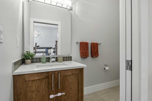 5013 23 Avenue Nw, Calgary, AB - Indoor Photo Showing Bathroom