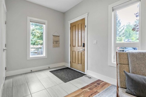 5013 23 Avenue Nw, Calgary, AB - Indoor Photo Showing Other Room