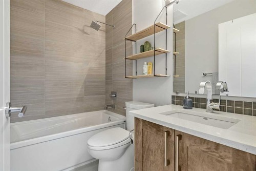 5013 23 Avenue Nw, Calgary, AB - Indoor Photo Showing Bathroom