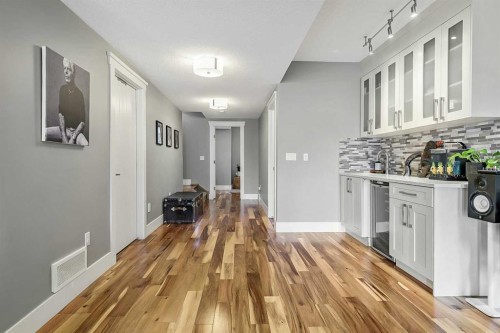 5013 23 Avenue Nw, Calgary, AB - Indoor