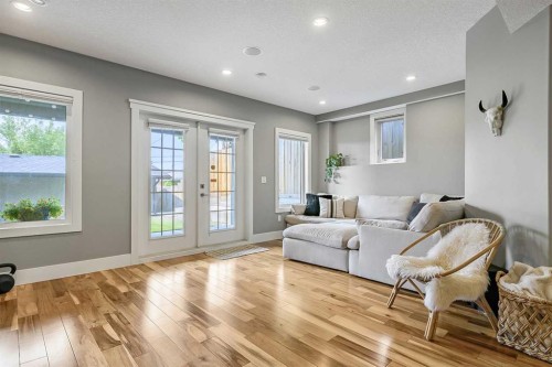 5013 23 Avenue Nw, Calgary, AB - Indoor Photo Showing Living Room